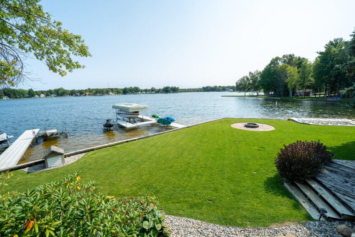 Discover Waterfront Silver Lake Cottages
